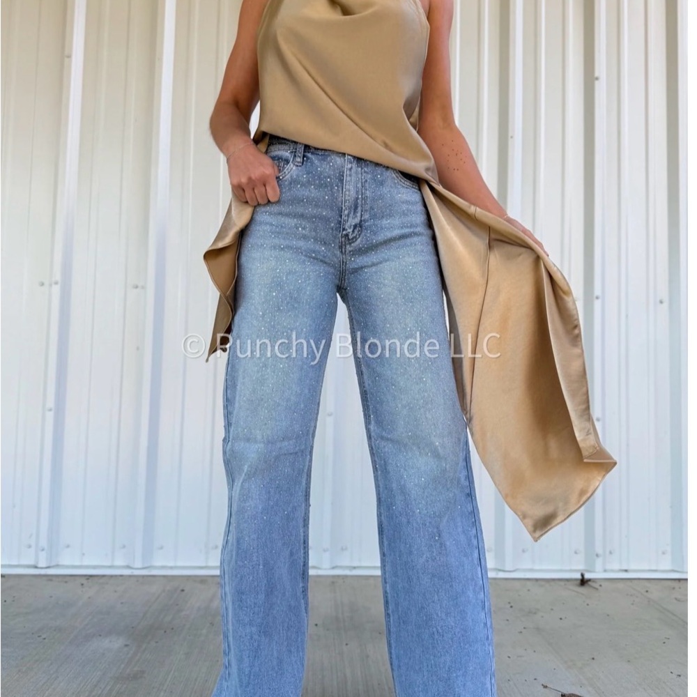 IRIDESCENT RHINESTONE
RUNWAY JEANS